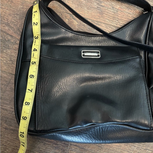 Elegant Black Leather Shoulder Bag - Picture 3 of 4